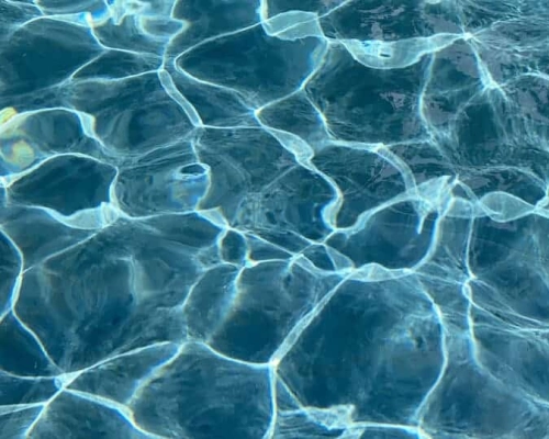 Criança de dois anos morre afogada em piscina dentro de residência em Várzea Grande