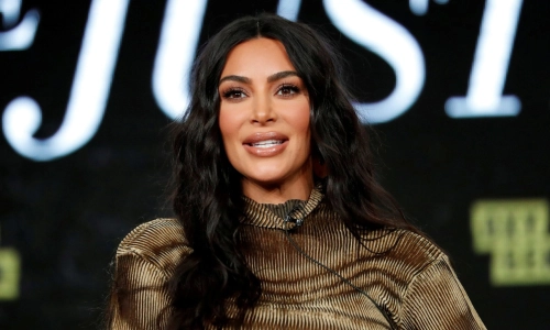 Kim Kardashian compartilha novos registros ao lado do piloto de corrida Lewis Hamilton