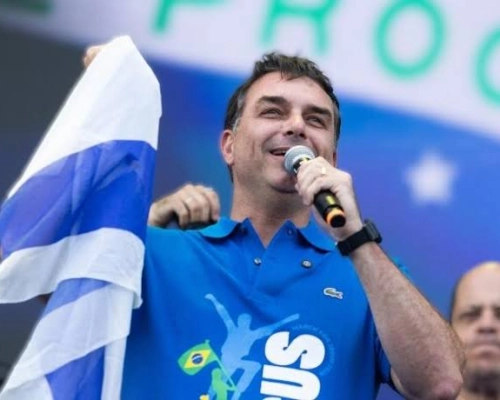 Sem discurso político, Flávio Bolsonaro canta música gospel e orações