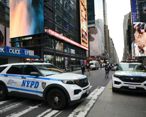 Mulher mata uma pessoa, fere outra a facadas e é morta pela polícia na Times Square, no EUA
